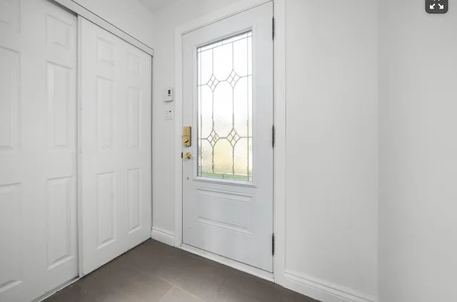 Townhouse close to Lakeshore hospital and public transportation